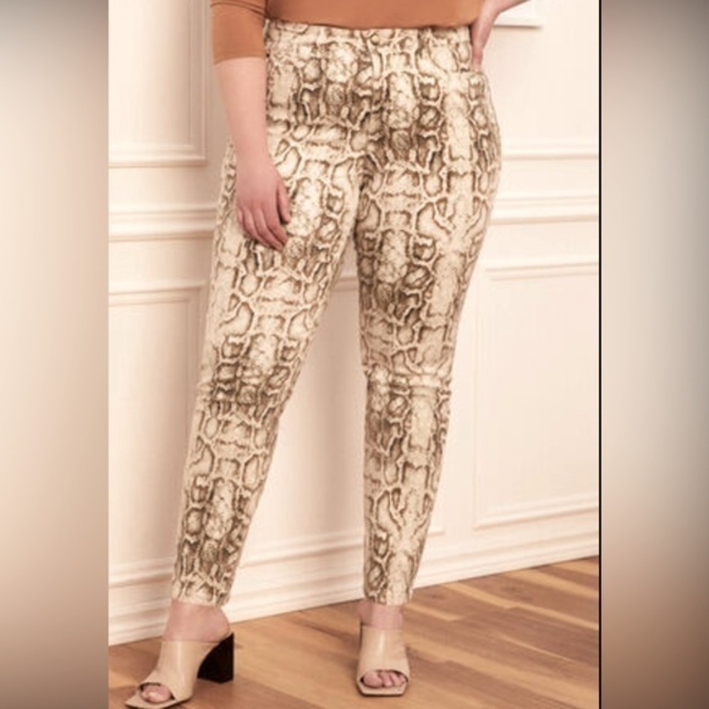 LAURA PLUS size 20 women’s snake print high rise slim leg jeans. 30” inseam.